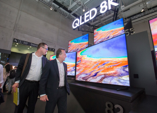 지난 9월 독일 베를린에서 열린 유럽최대 가전전시회 'IFA 2019'에서 관람객들이 삼성전자의 QLED 8K TV를 살펴보고 있다. <삼성전자 제공>